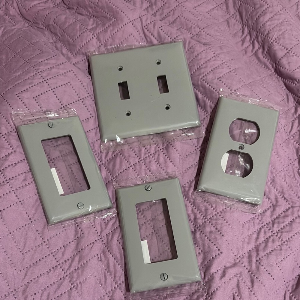 CLEARANCE 
Gray Light Switch and Outlet Cover Set